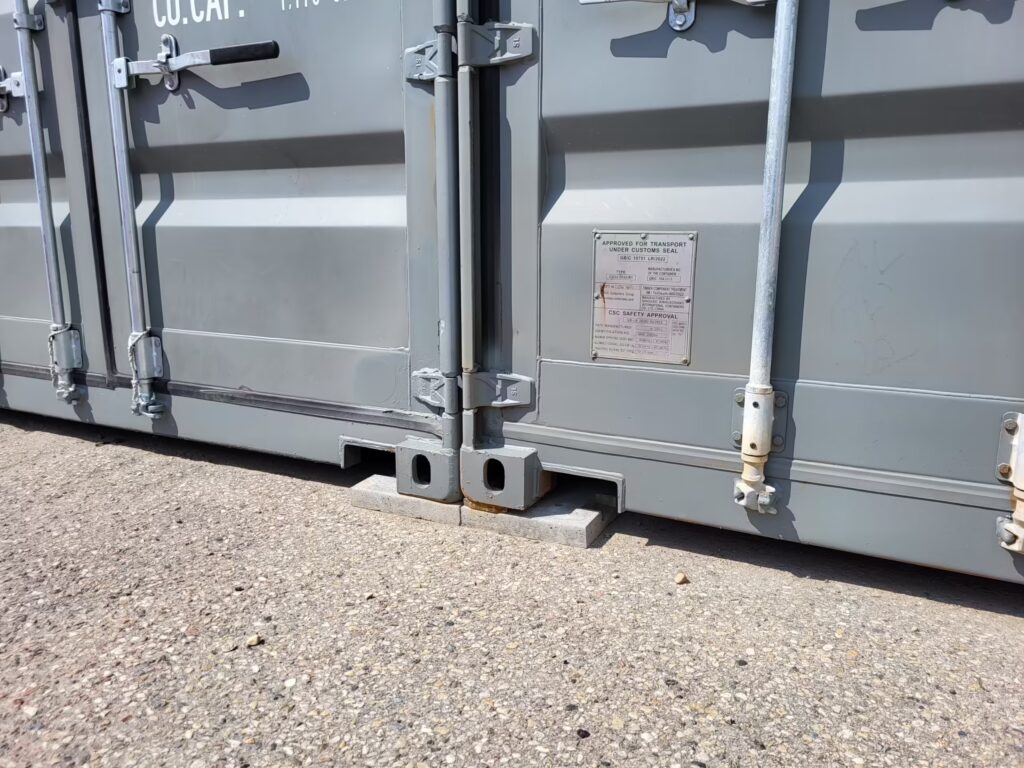 Exemple de containers caler avec des plots béton.