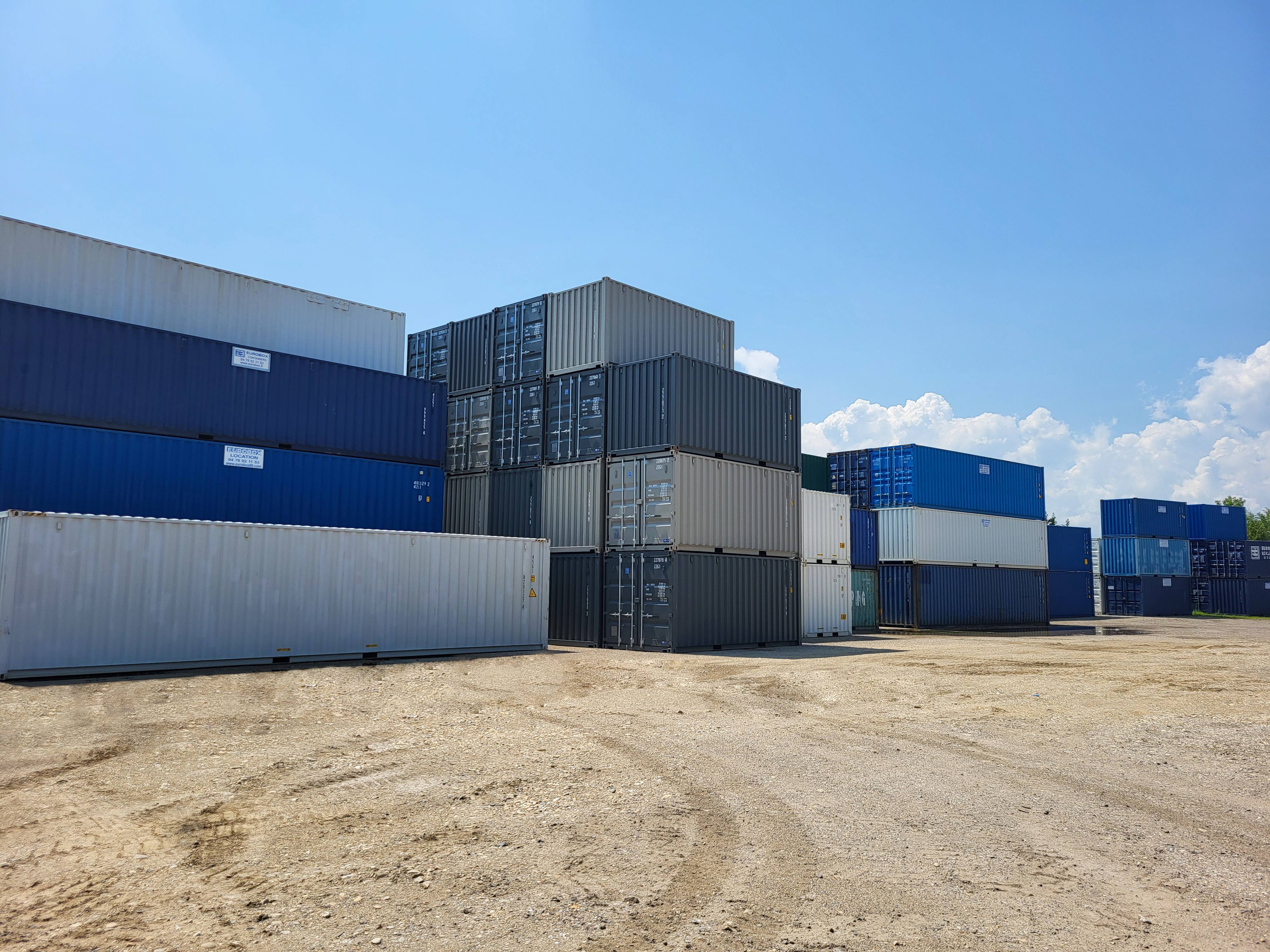 Professionnel du container, Container bleu blanc gris et kaki 40 et 20 pieds parc Eurobox Ternay