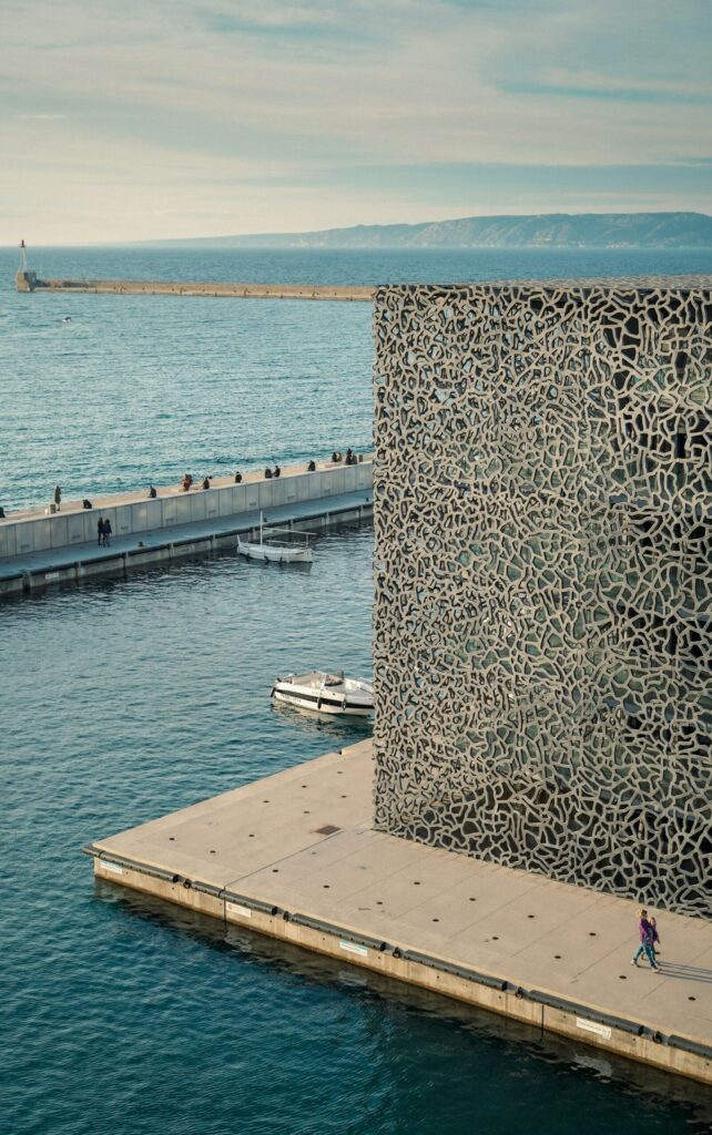 Eurobox : Votre partenaire de confiance pour les containers maritimes à Marseille