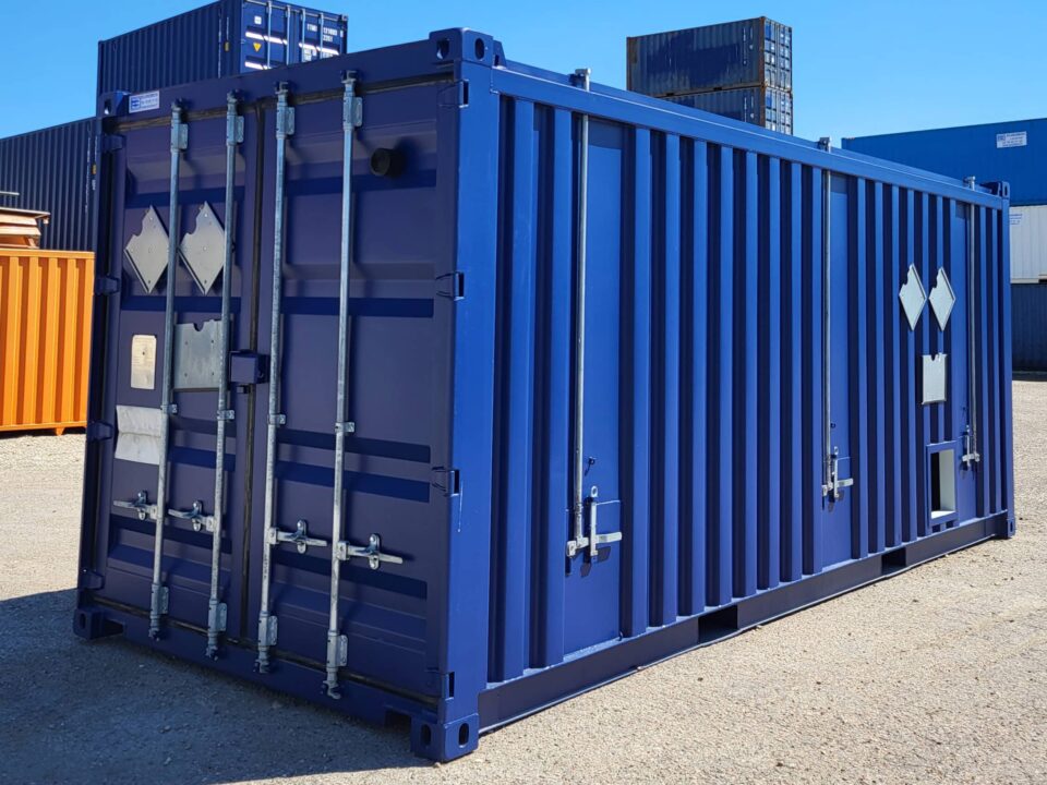 container de chantier, vente de conteneur, nantes, lyon, eurobox, transformation de container, aménagement de container sur mesure, vendeur de conteneur, unité de stockage, brest, conteneur 20 pieds maritimes bleu,premier voyage