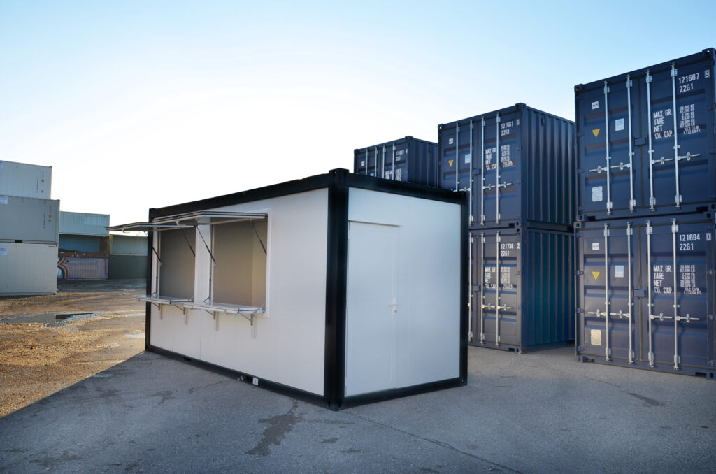 Container 20 pieds, container bungalow snack, conteneur snack blanc et noir parc Eurobox, Achat bungalow lyon, location de containers