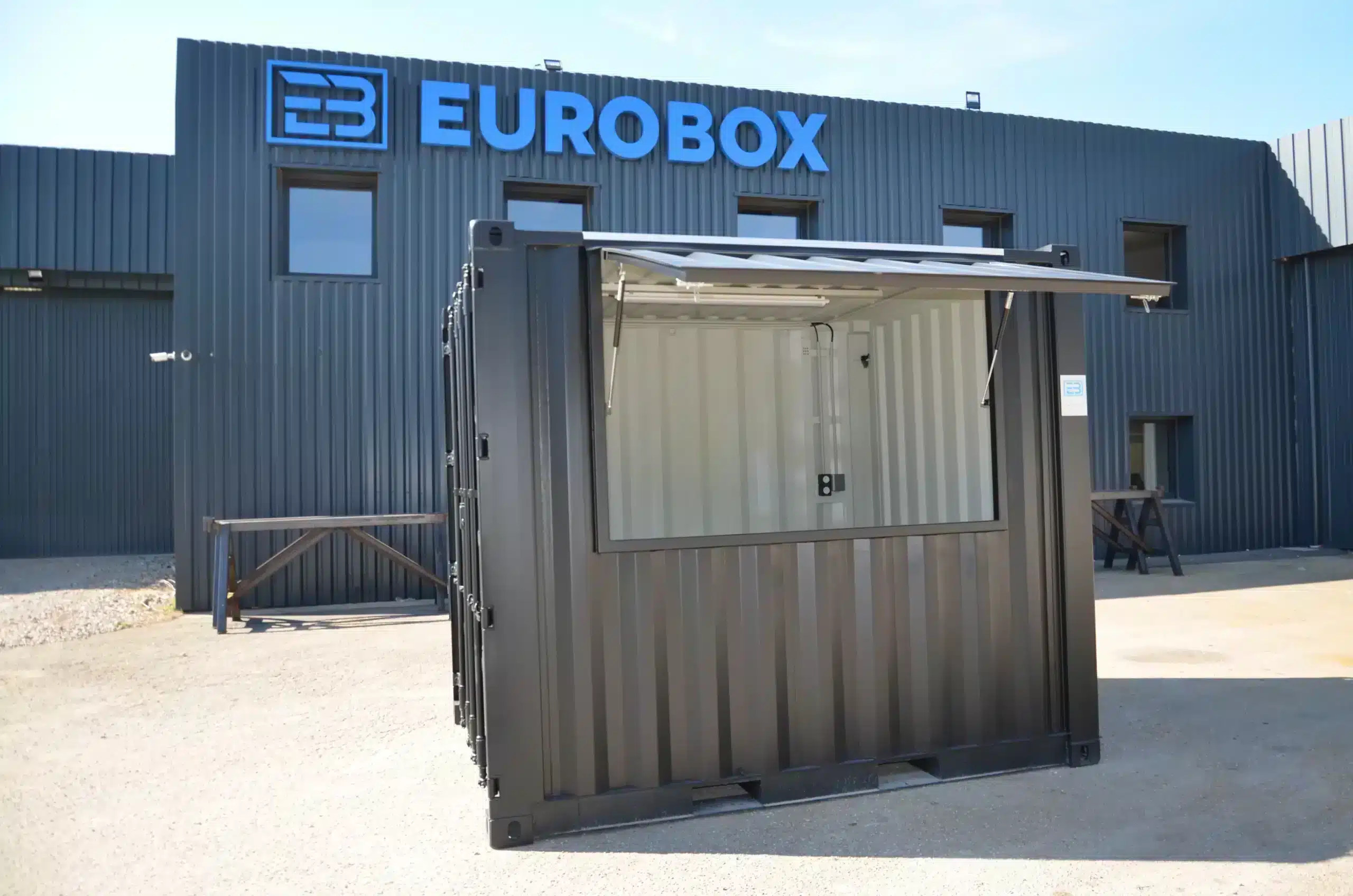 Conteneur snack pour une mairie, espace buvette en container 10 pieds noir