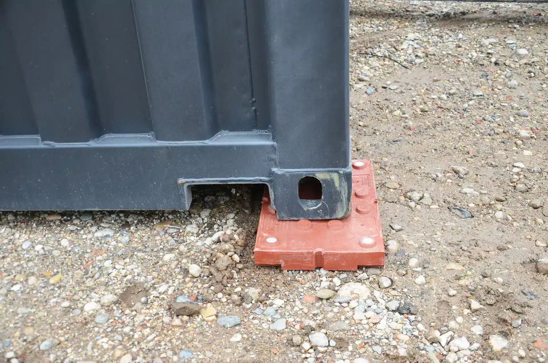 Plot de soutainement recyclé pour isolation de containers maritimes