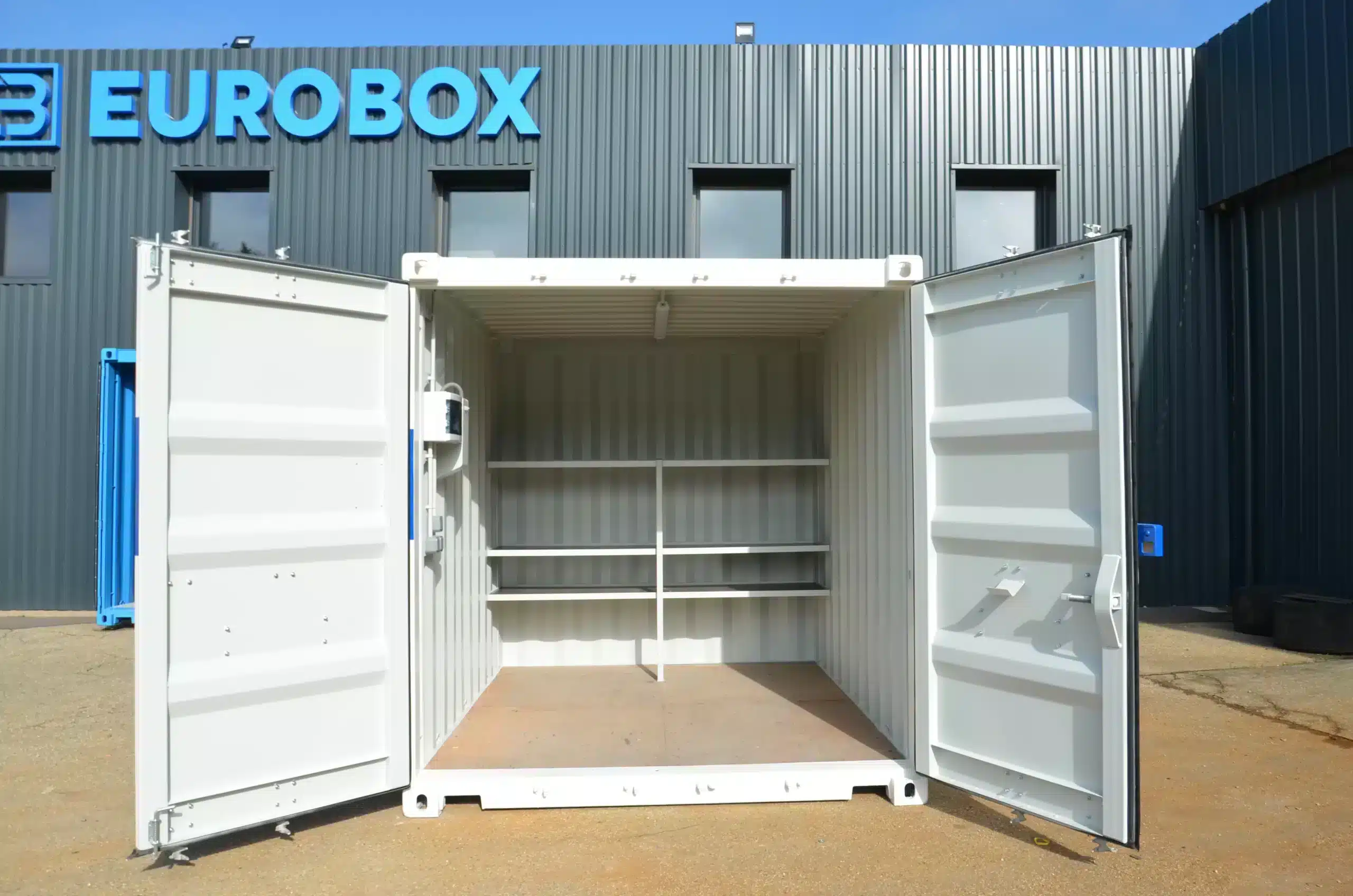 10pieds maritime Blanc avec étagère de rangement et système électrique. Container réalisé par Eurobox