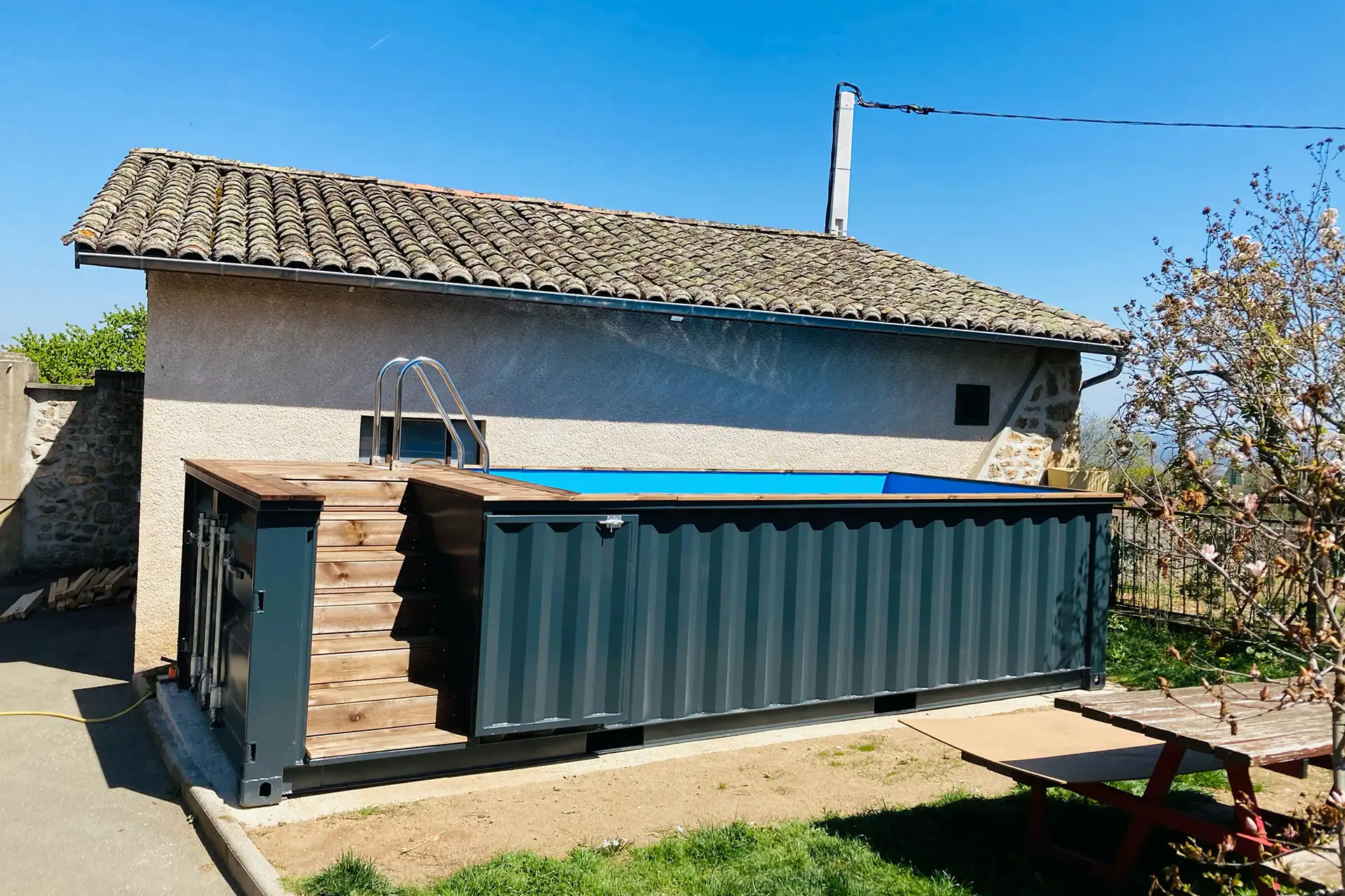 Containers maritime 20 pieds bleu transformé en Piscine pour particulier par Eurobox