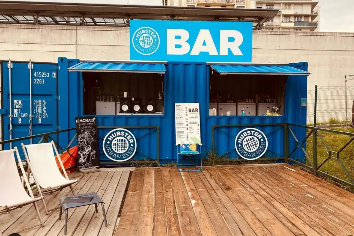 Container maritimes 20 pieds premiers voyage bleu avec ouverture auvent réalisation Eurobox, Concept restaurant container