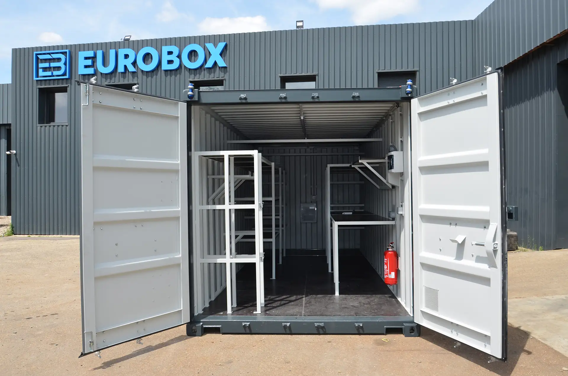 Container maritimes 20 pieds premiers voyage gris anthracite avec étagère et rangement réalisation Eurobox