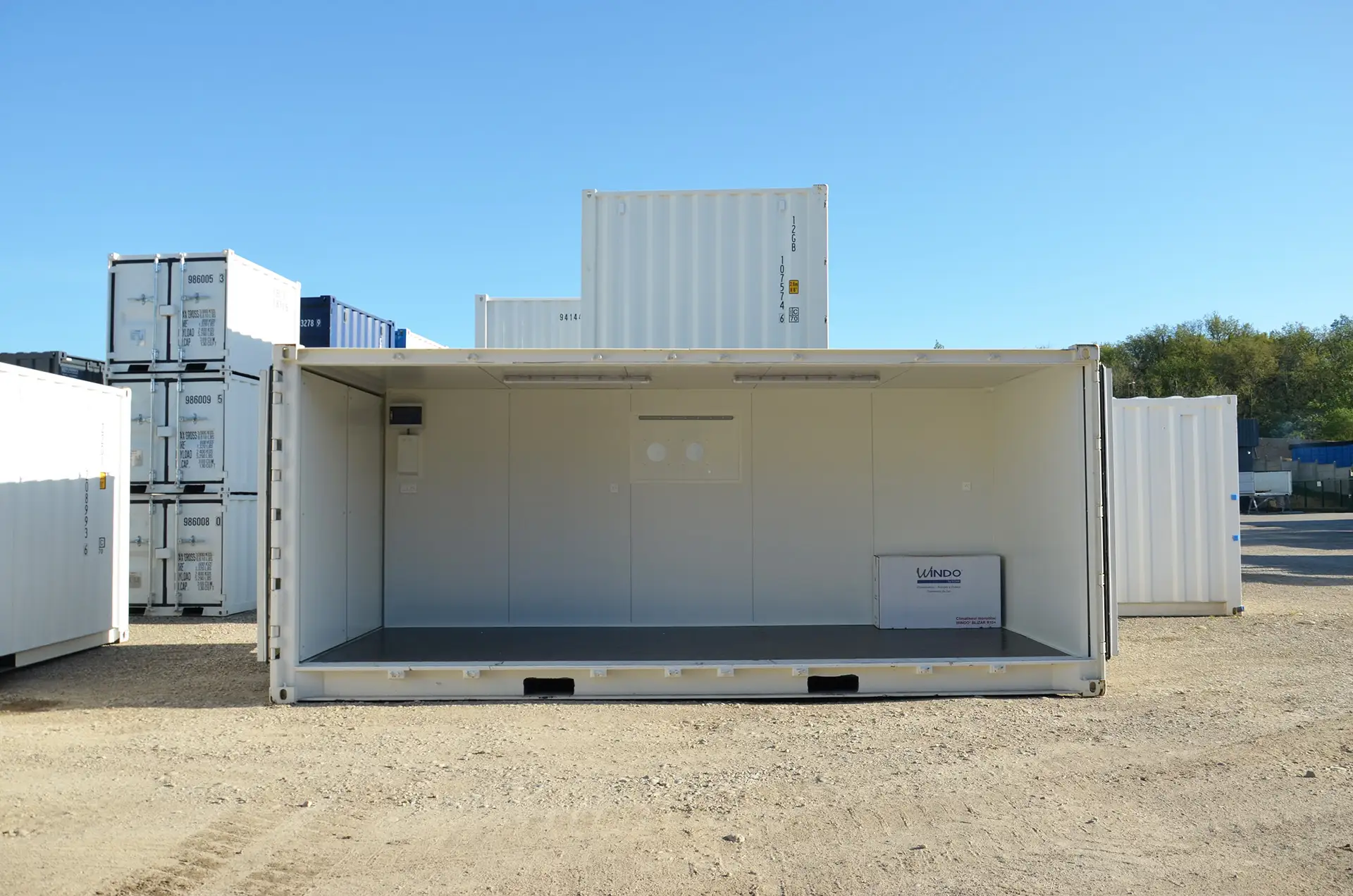 Container 20 pieds blanc open side isolé avec clim réversible et électricité transformation de conteneur faite par Eurobox