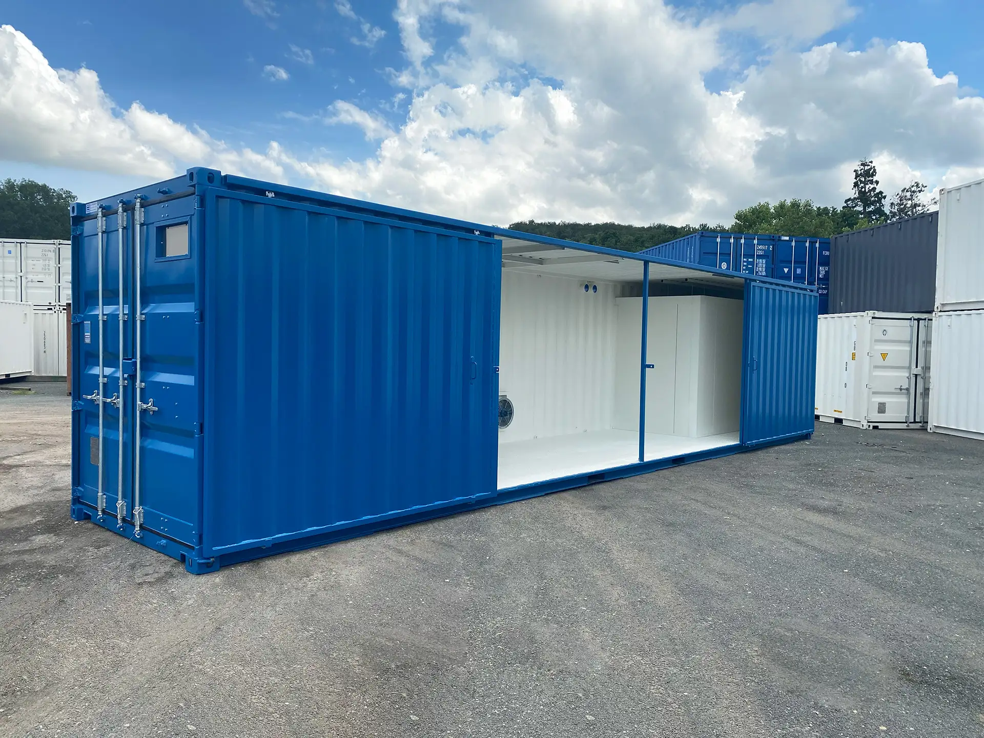 Conteneur 40 pieds modifié avec cloison et porte coulissante pour un accès optimisé