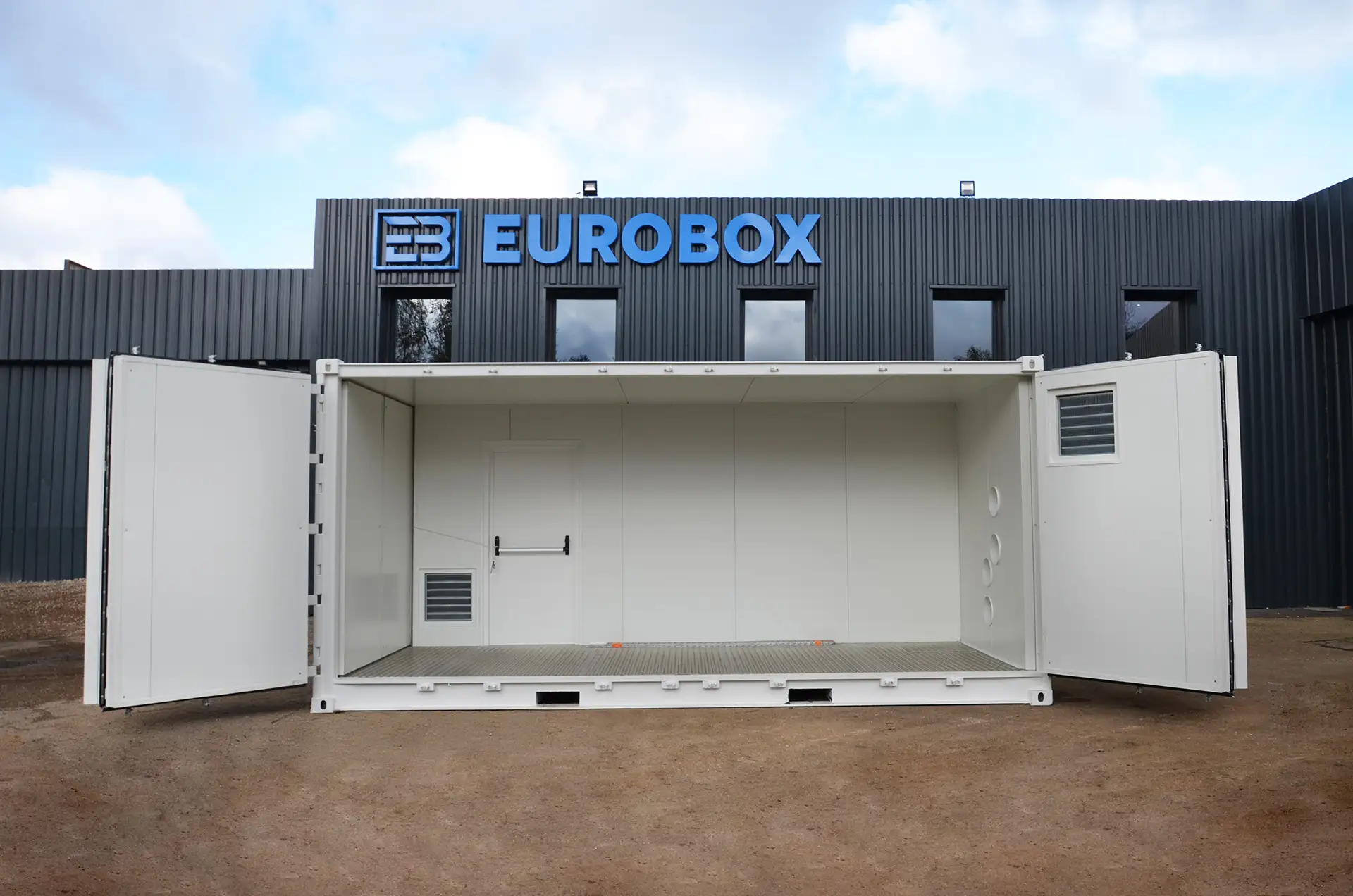 Conteneur 20pieds open side blanc isolé avec modification sur mesure réalisé par l'atelier Eurobox à Ternay