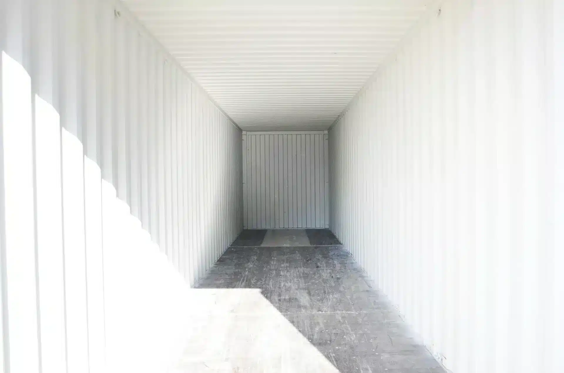 Intérieur conteneur 40pieds HC blanc. Container en parfait été disponible à la vente. Eurobox acheter ou louer un conteneur sur lyon