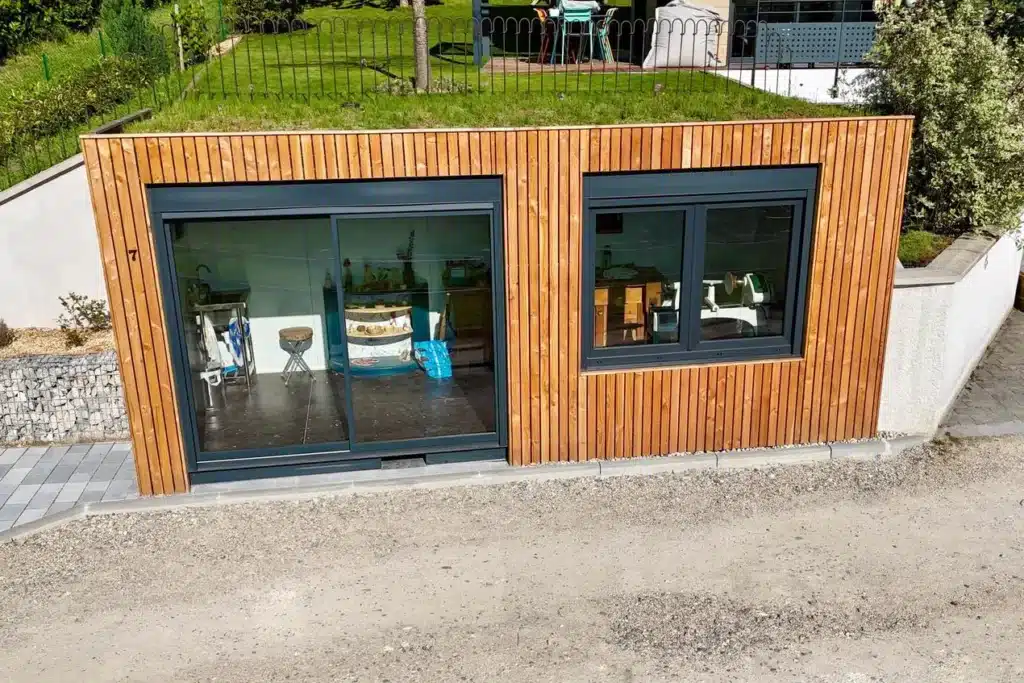 Extension de maison en container, annexe de maison en conteneur avec bardage bois, transofrmation de conteneur sur-mesure à Lyon