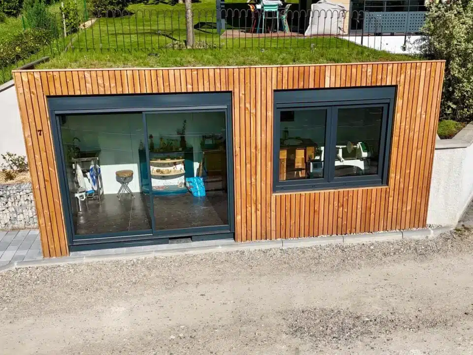 Extension de maison en container, annexe de maison en conteneur avec bardage bois, transofrmation de conteneur sur-mesure à Lyon