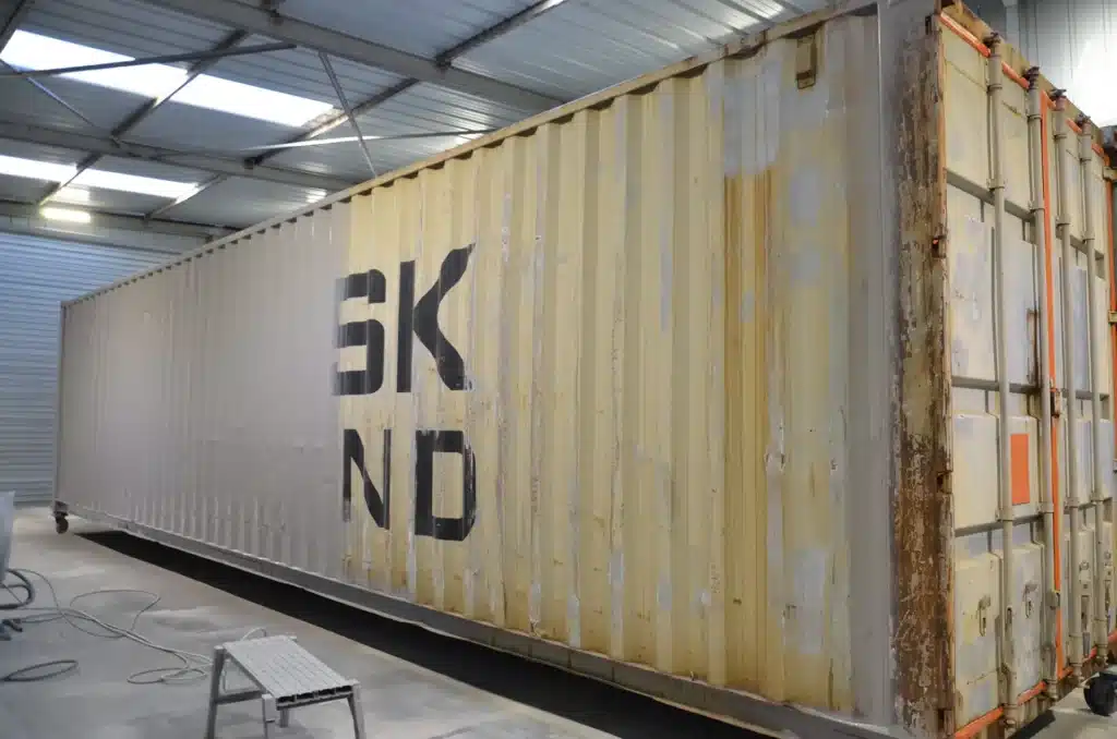 Peinture sur container d'occasion dans les ateliers de transformation de conteneur Eurobox