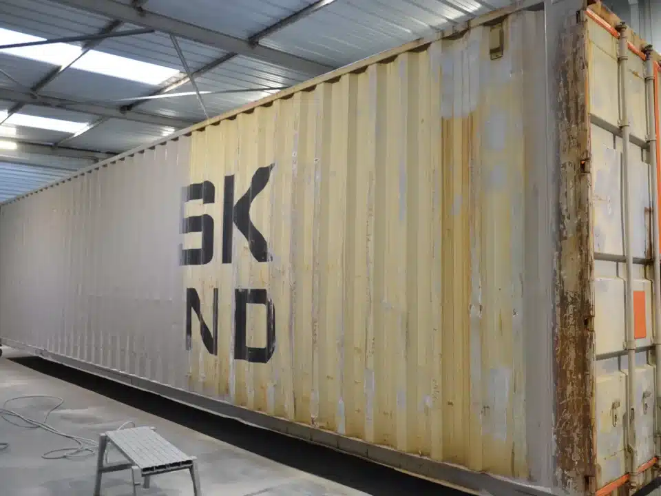 Peinture sur container d'occasion dans les ateliers de transformation de conteneur Eurobox