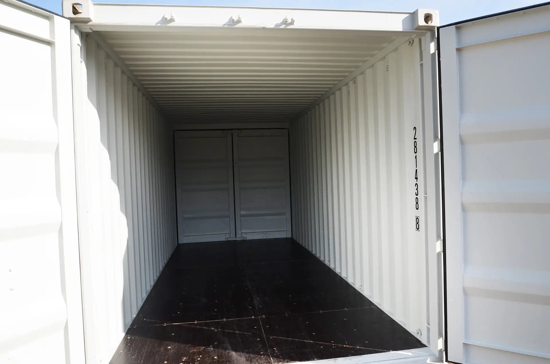 Intérieur d'un conteneur double porte 20pieds, container maritime 20 pieds double porte gris claire sur marseille
