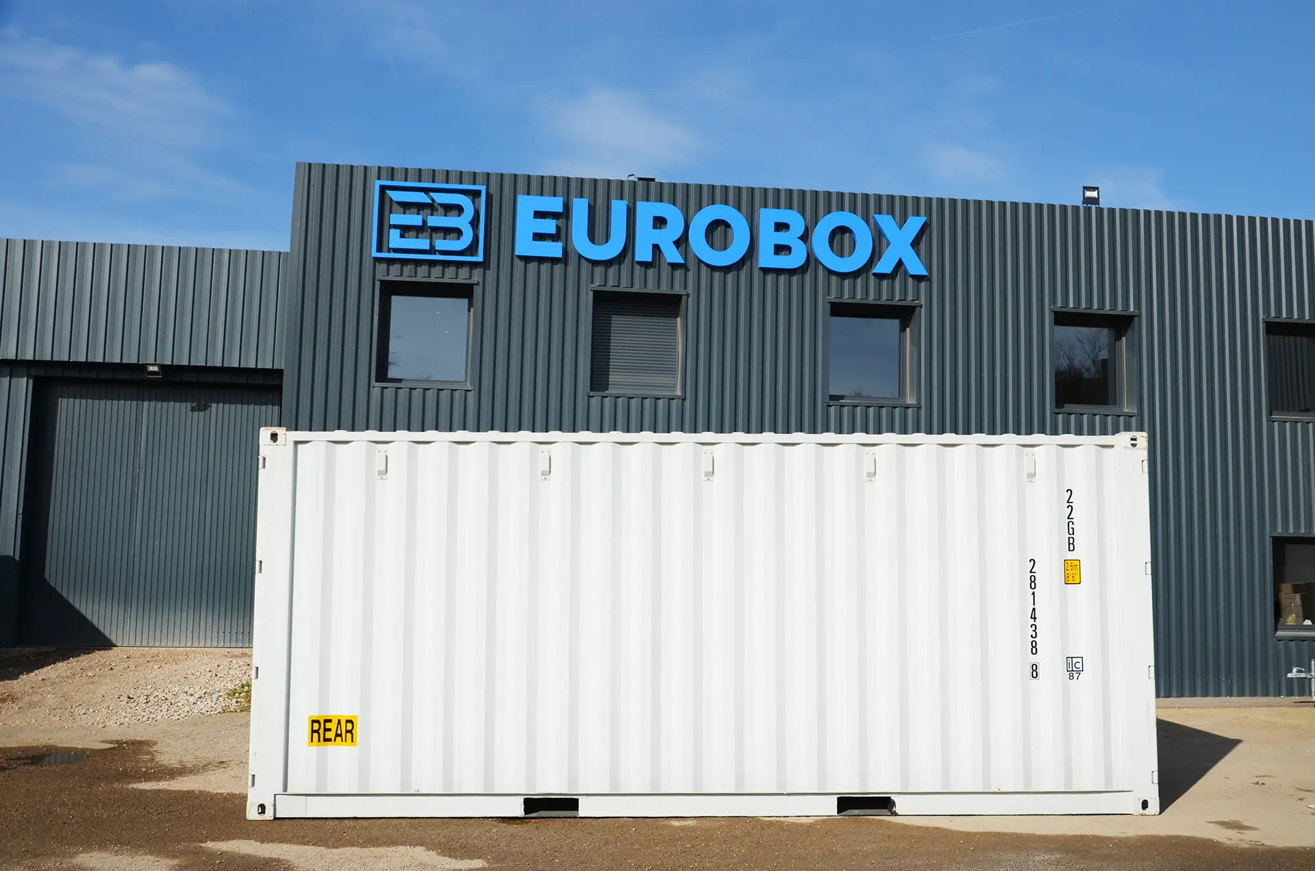 Face latérrale d'un conteneur gris claire double porte, container maritime 20pieds double porte vendu par eurobox à lyon