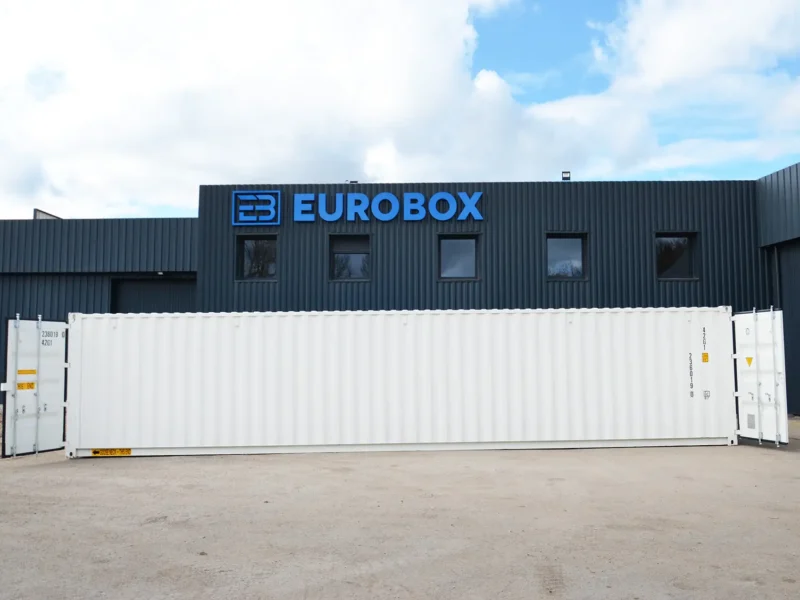 Ouverture d'un container des deux côtés. Container tunnel blanc neuf. 40pieds double porte premier voyage