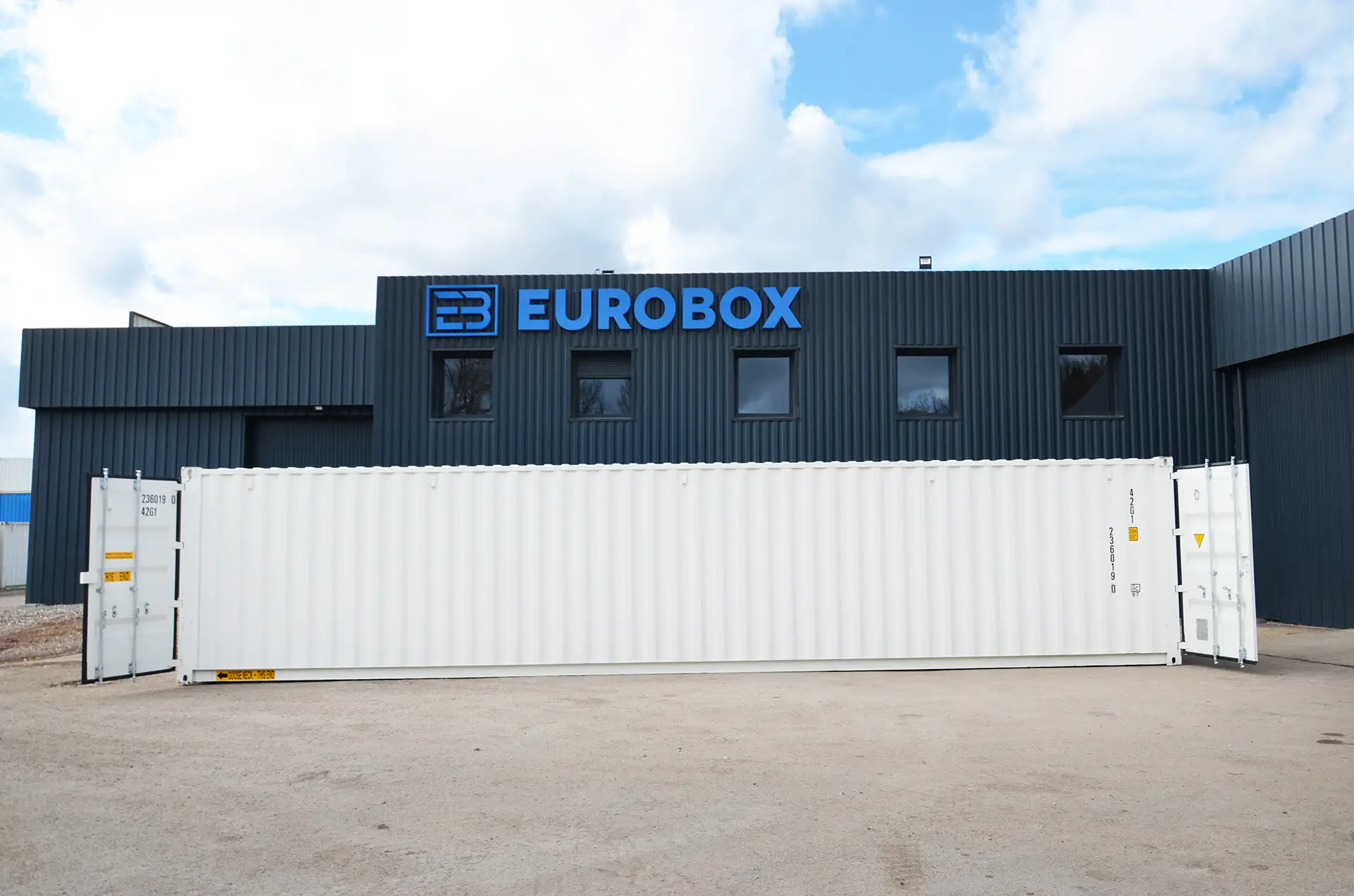 Ouverture d'un container des deux côtés. Container tunnel blanc neuf. 40pieds double porte premier voyage