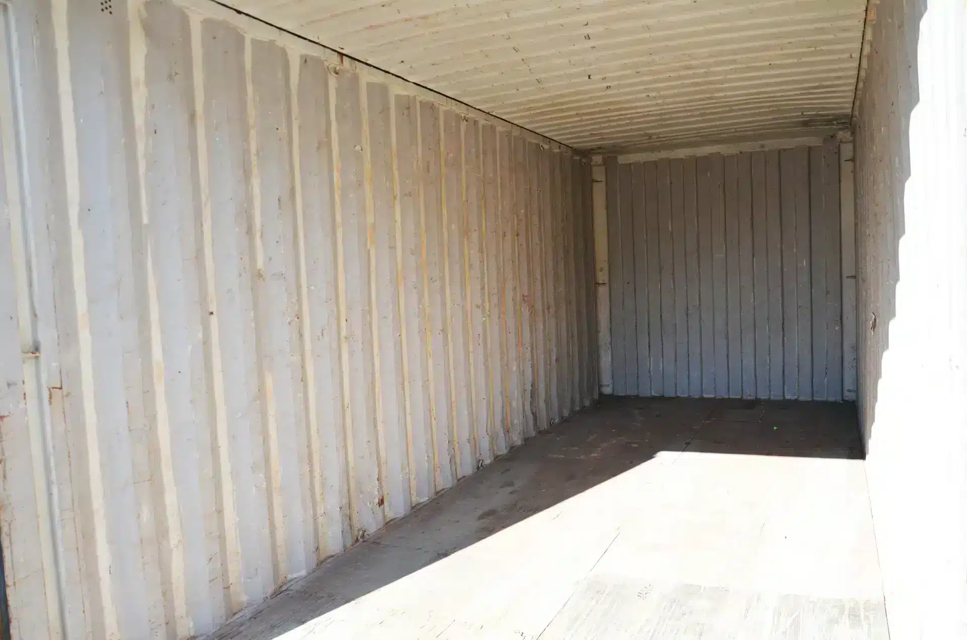 Intérieur conteneur 20pieds d'occasion, container maritime disponible à l'achat.