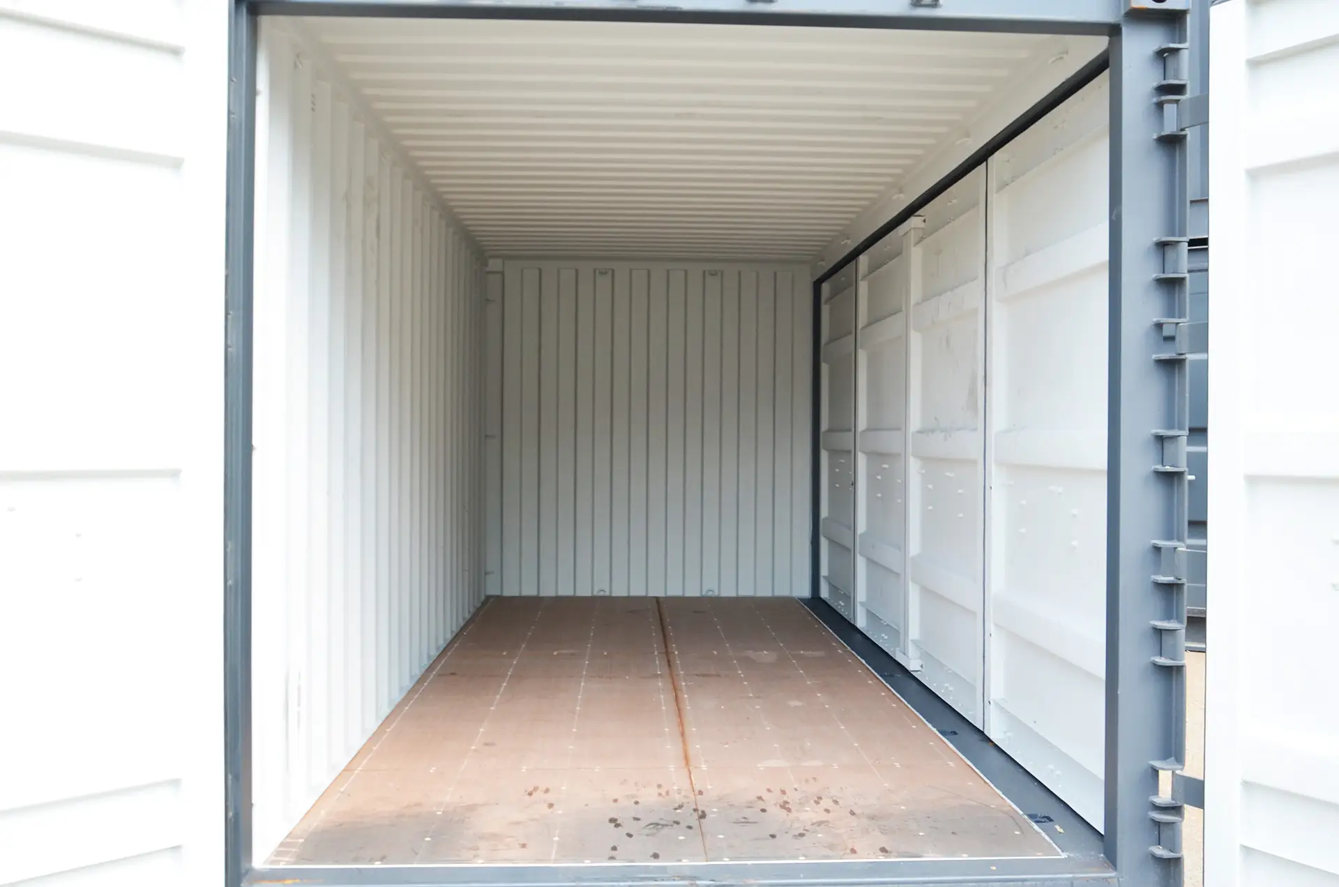 Intérieur conteneur open side gris foncé. Ouverture latérale, container maritime 20 pieds neuf.