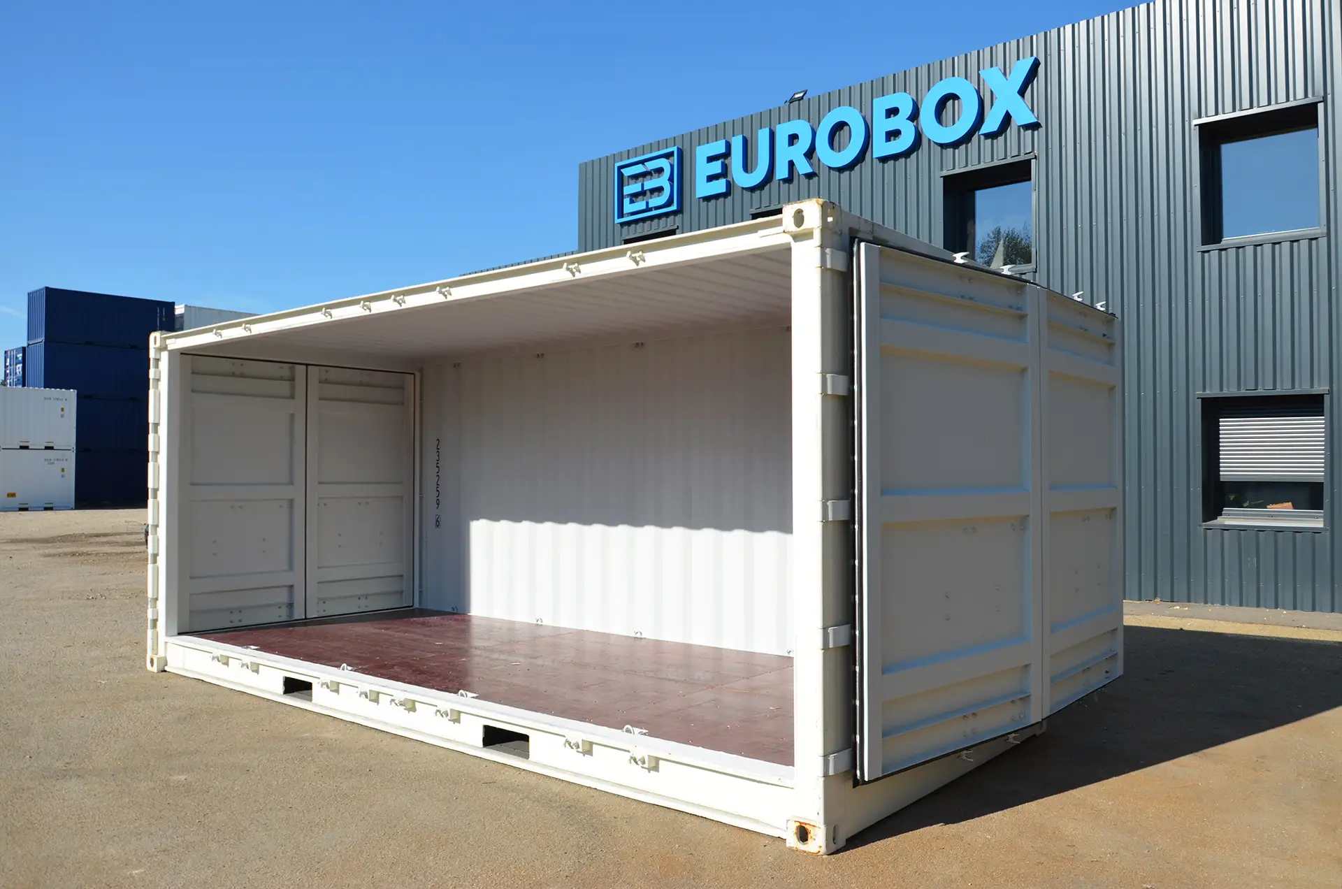 Conteneur blanc neuf open side. Grande ouverture container maritime pour stockage de produits. Eurobox vente de container.