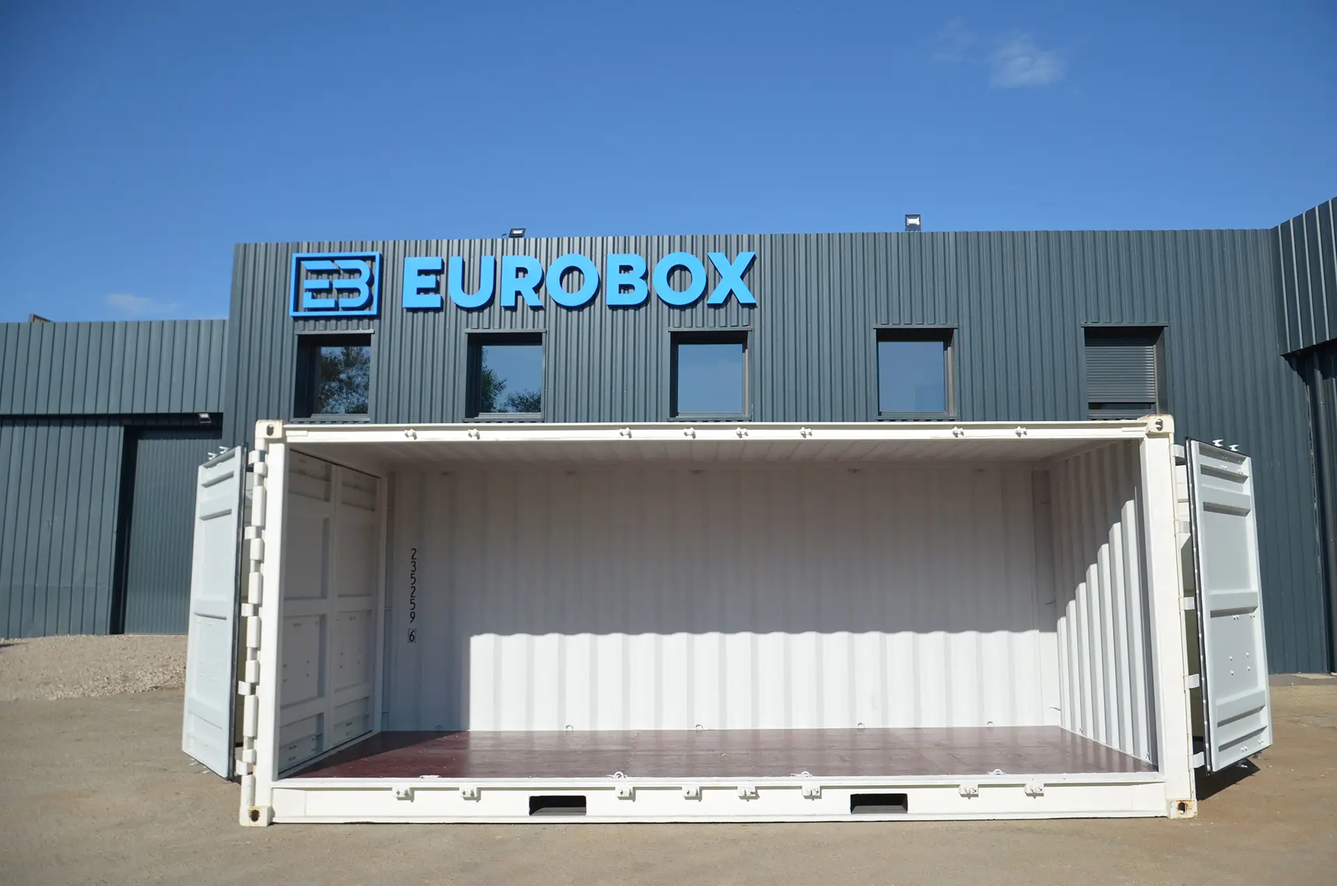 Intérieur d'un conteneur open side avec ouverture latérale. Container maritime blanc neuf 20 pieds