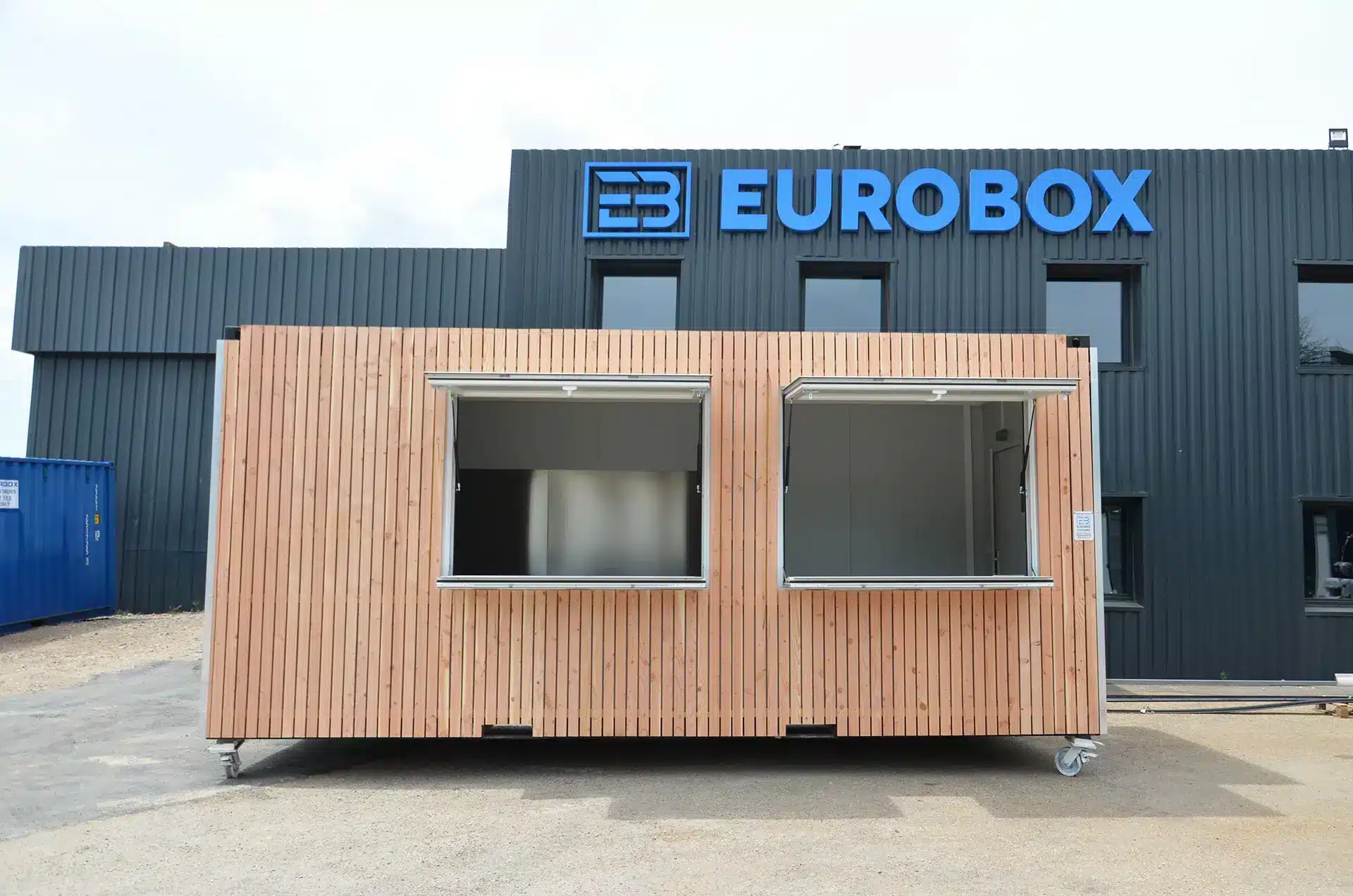 Bungalow snack isolé avec bardage bois pour professionnels, eurobox vendeur de bungalow,