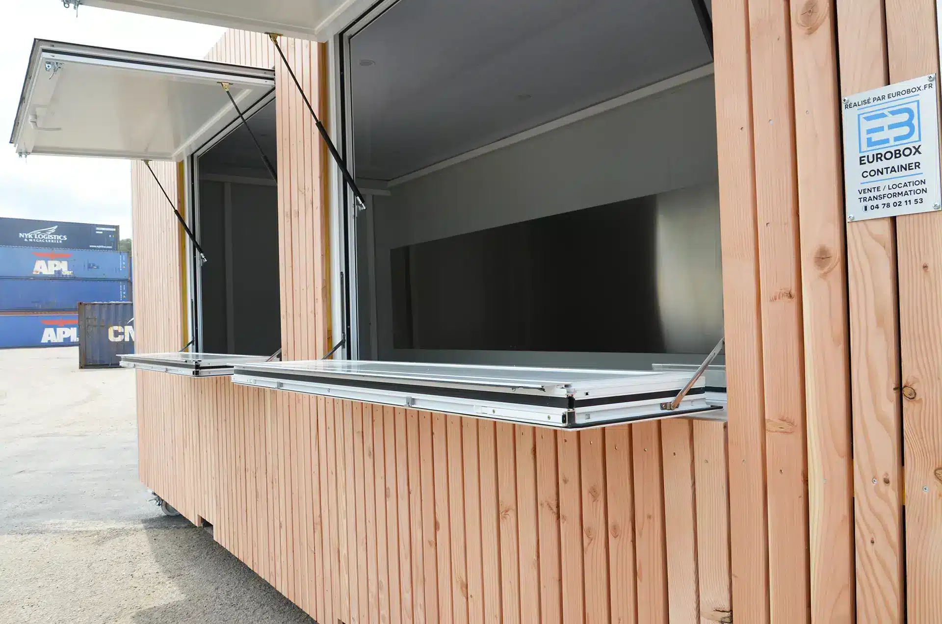 Bungalow snack isolé avec bardage bois pour professionnels, eurobox vendeur de bungalow, ouverture snack deux fenêtres