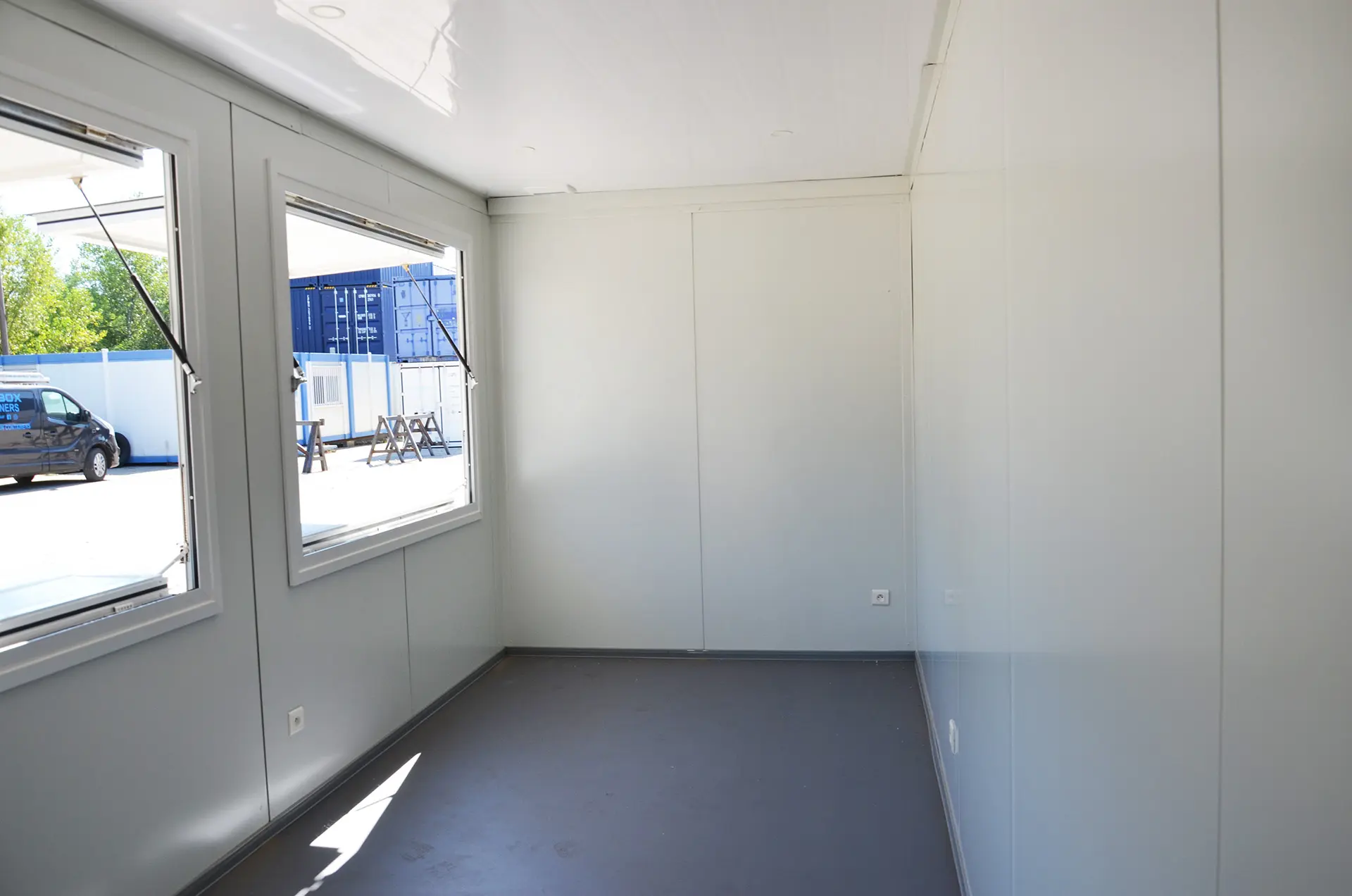 Intérieur Bungalow snack isolé avec bardage bois pour professionnels, eurobox vendeur de bungalow lyon